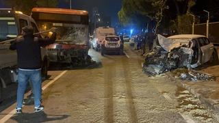 İzmir'de belediye otobüsü ile otomobilin çarpışması sonucu 1 kişi öldü, 2 kişi yaralandı