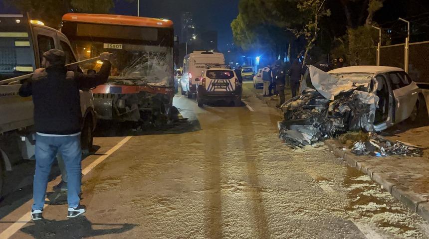 İzmir'de belediye otobüsü ile otomobilin çarpışması sonucu 1 kişi öldü, 2 kişi yaralandı