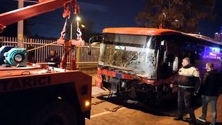 Belediye otobüsü ile otomobil kafa kafaya çarpıştı! Ölü ve yaralılar var