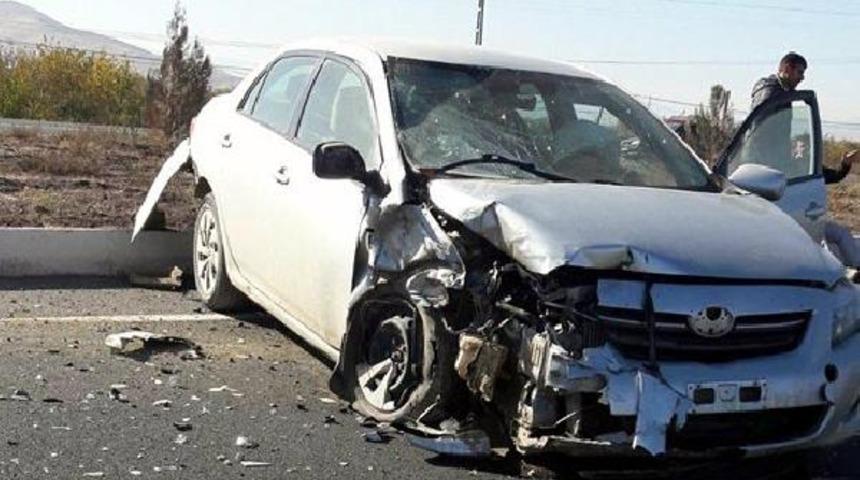 Elazığ'da, otomobil ile &ccedil;arpışan trakt&ouml;r ikiye b&ouml;l&uuml;nd&uuml;