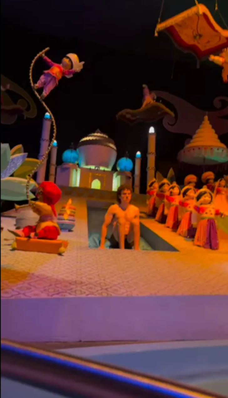 Çocuk tema parkında ilginç anlar! Kıyafetlerini yırtıp çırılçıplak kaldı... Ortalığı birbirine katıp tek tek tüm oyuncaklara bindi G2