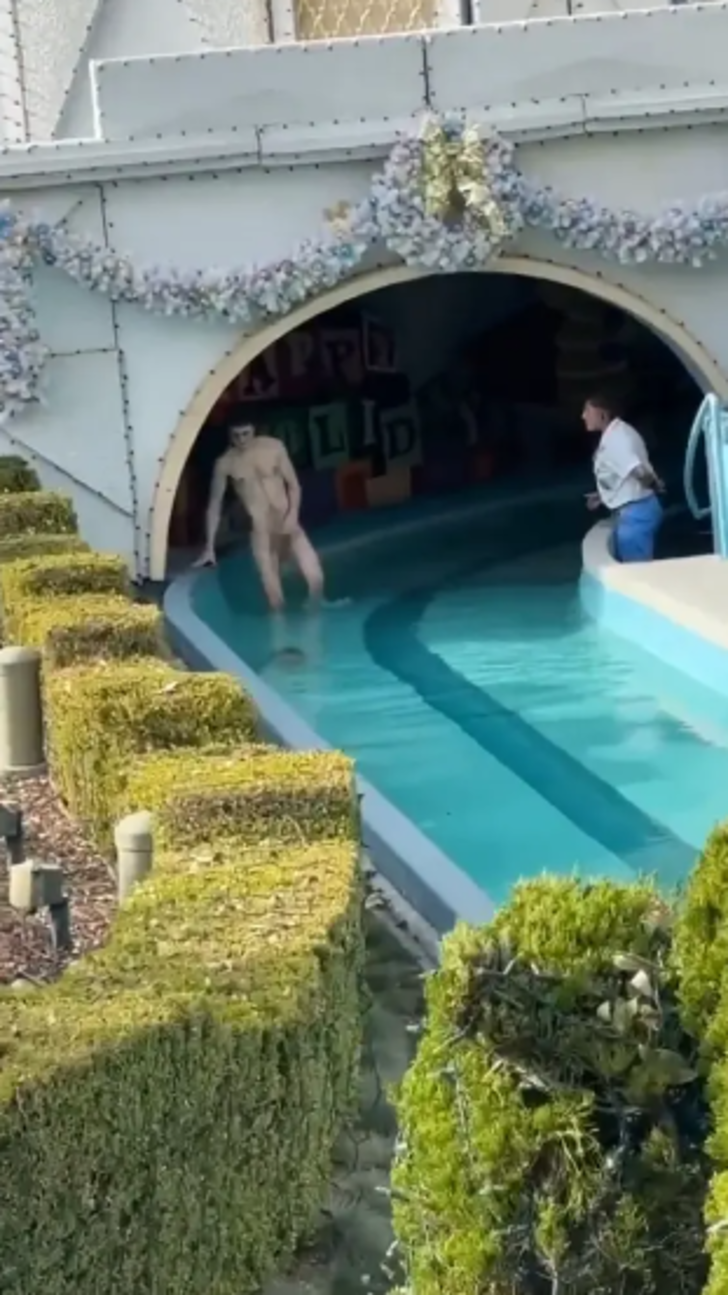 Çocuk tema parkında ilginç anlar! Kıyafetlerini yırtıp çırılçıplak kaldı... Ortalığı birbirine katıp tek tek tüm oyuncaklara bindi G5