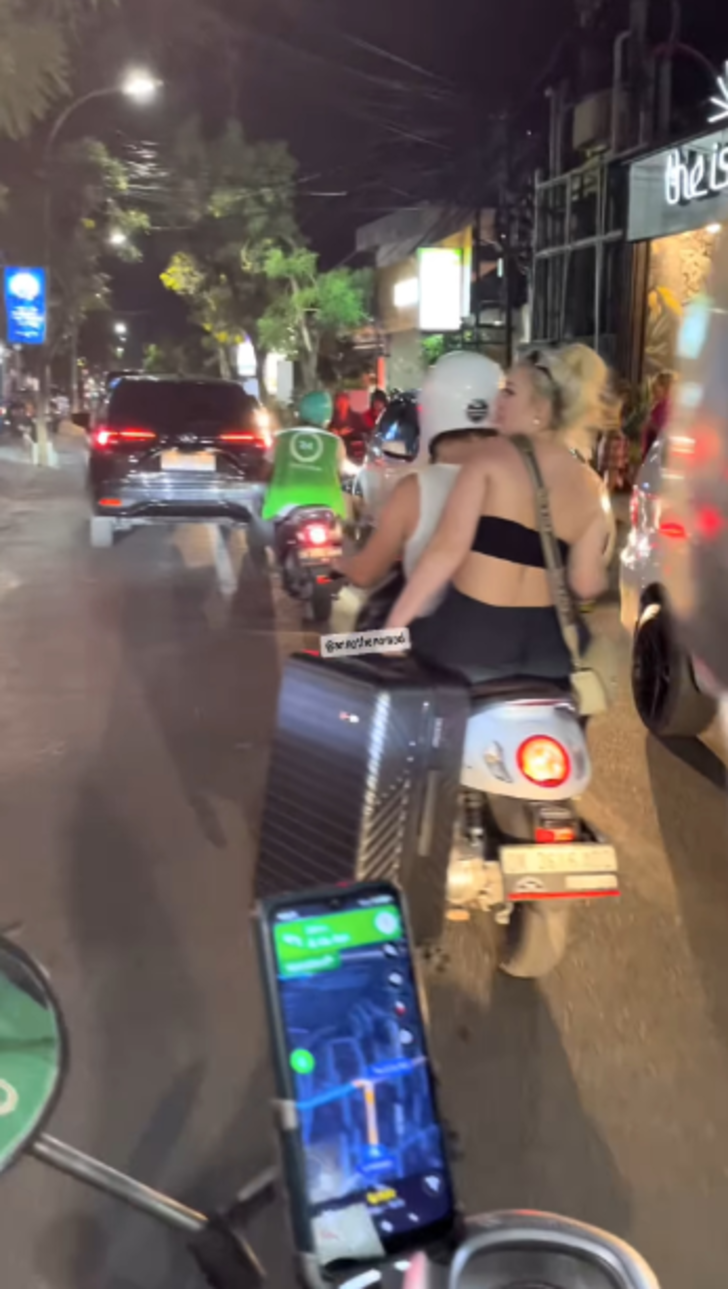 Motosiklete binme şekli sosyal medyada tepki çekti! Rahatını bozmayınca yorum yağmuruna tutuldu... Görüntüler çok konuşuldu G1