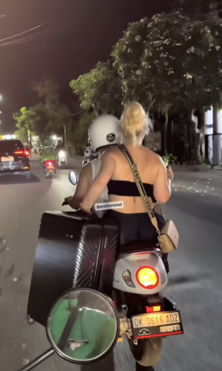 Motosiklete binme şekli sosyal medyada tepki çekti! Rahatını bozmayınca yorum yağmuruna tutuldu... Görüntüler çok konuşuldu G4