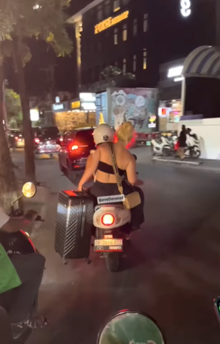 Motosiklete binme şekli sosyal medyada tepki çekti! Rahatını bozmayınca yorum yağmuruna tutuldu... Görüntüler çok konuşuldu G5