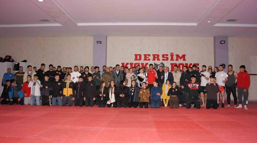 Tuncelili d&uuml;nya şampiyonu sporcu memleketinde coşkuyla karşılandı