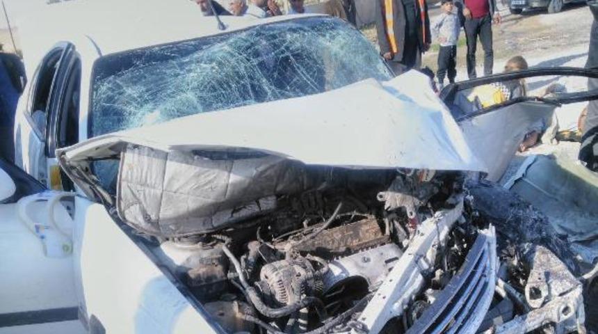 Birecik&rsquo;te otomobil ile kamyonet &ccedil;arpıştı: 8 yaralı