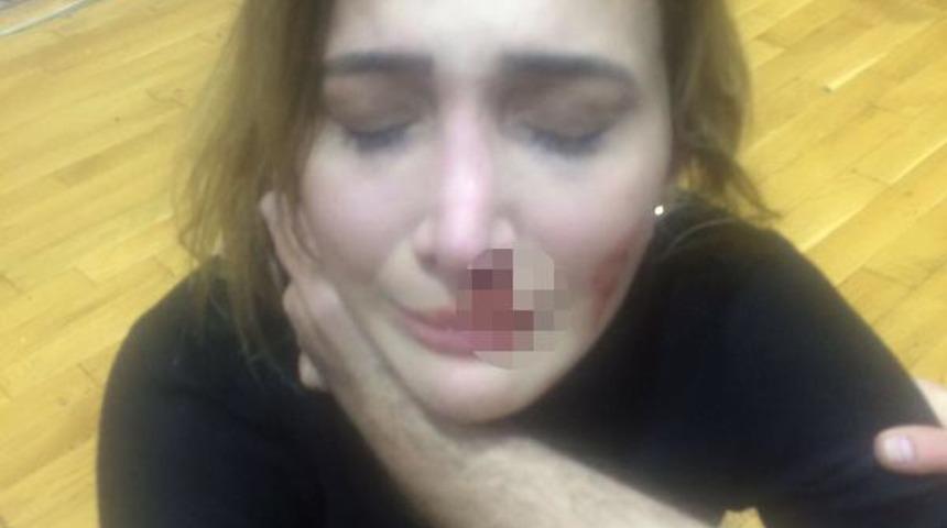 Protokol trib&uuml;n&uuml;nde kadına yumruk atıldı, yerde tekmelendi