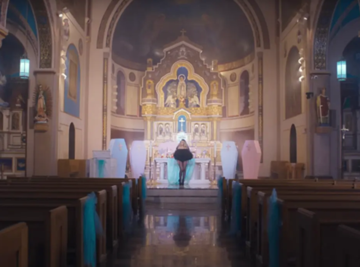 Kilisede çekilen müstehcen video klip rahibin başını yaktı! Görevinden alındı... Milyonlarca izlenmeye ulaştı G1