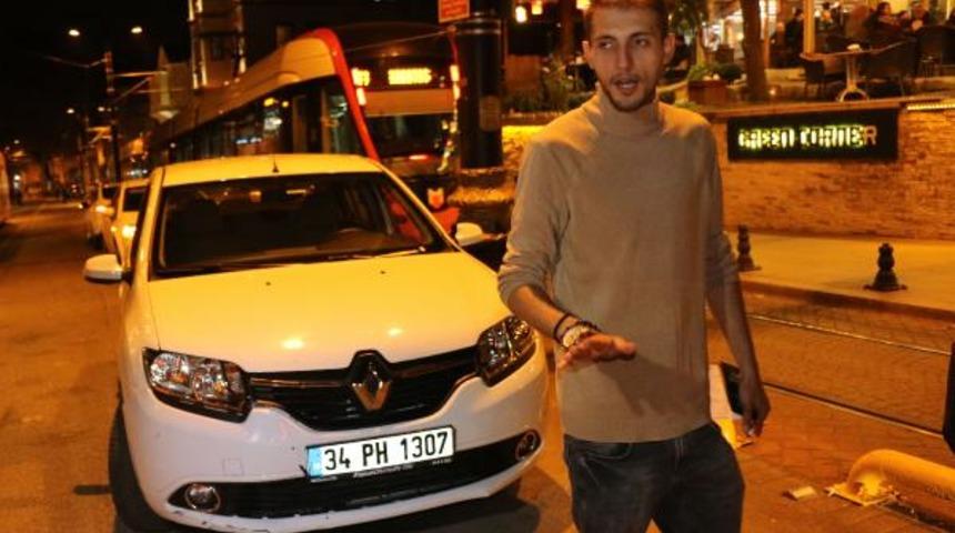 Tramvay yoluna giren s&uuml;r&uuml;c&uuml; seferleri aksattı