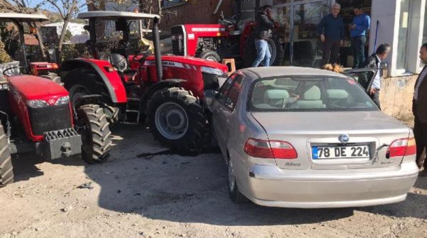 Otomobil trakt&ouml;r bayiine girdi: 1 yaralı