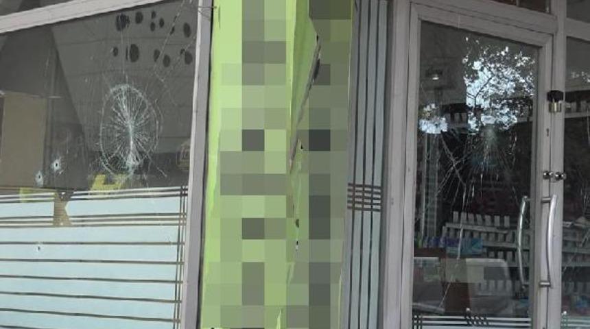 Tacizle su&ccedil;lanan esnafın d&uuml;kkanına kurşun yağdırdılar