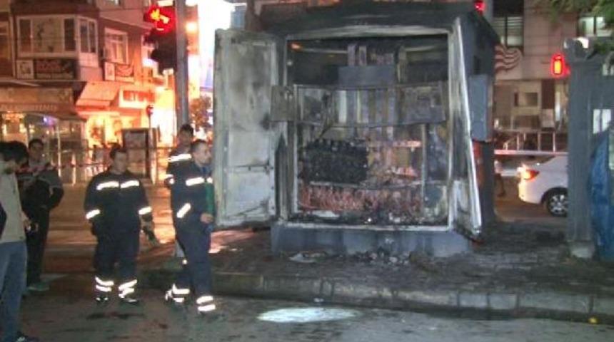 Bah&ccedil;elievler'de patlayan trafo paniğe yol a&ccedil;tı; patlama anı kamerada