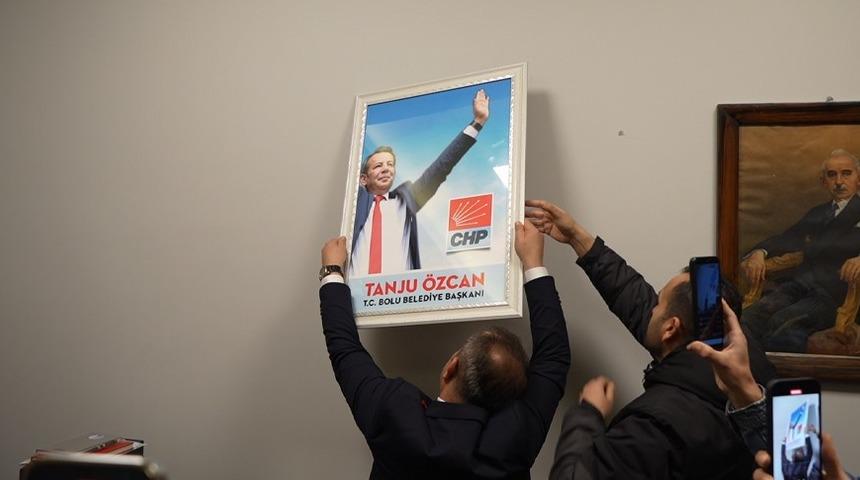 CHP'ye geri dönen Tanju Özcan çöpe atılan fotoğrafını kendi elleriyle duvara astı! "Yeni gelmedim geri geldim"