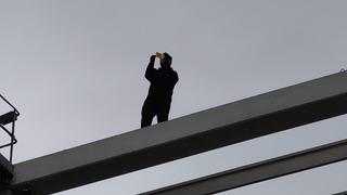 Tazminatımı vermezseniz intihar ederim dedi! Kıdem tazminatını vinçle aldı: Dövizi görünce bakın ne yaptı