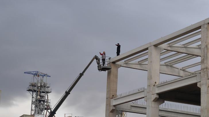 "Tazminatımı vermezseniz intihar ederim" dedi! Kıdem tazminatını vinçle aldı: Dövizi görünce bakın ne yaptı G2