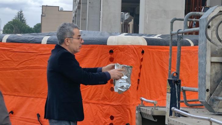 "Tazminatımı vermezseniz intihar ederim" dedi! Kıdem tazminatını vinçle aldı: Dövizi görünce bakın ne yaptı G4