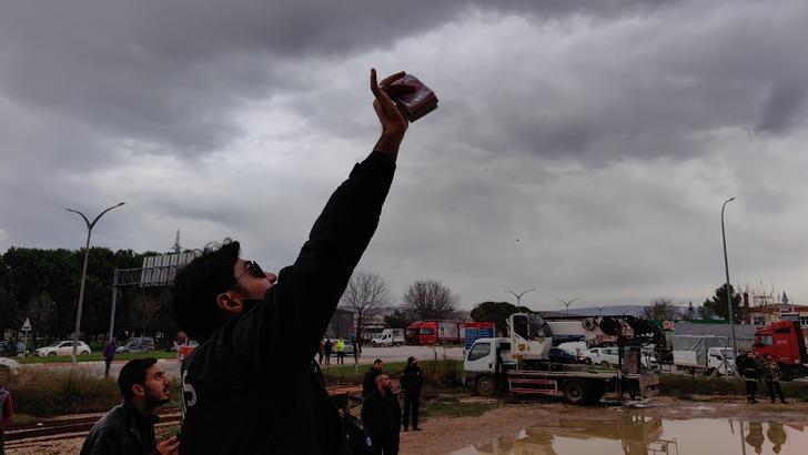 "Tazminatımı vermezseniz intihar ederim" dedi! Kıdem tazminatını vinçle aldı: Dövizi görünce bakın ne yaptı G5