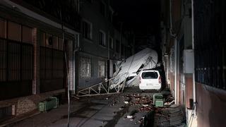 Bursa'da rüzgar nedeniyle binanın çatısının uçması güvenlik kamerasına yansıdı