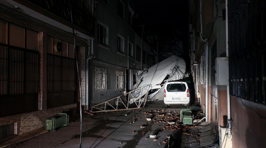 Bursa'da rüzgar nedeniyle binanın çatısının uçması güvenlik kamerasına yansıdı