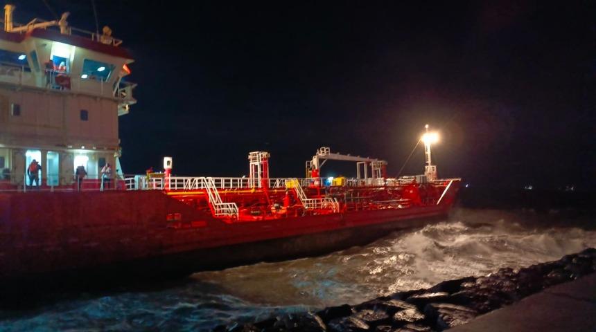 Son dakika: İstanbul, Bursa, Çanakkale ve Tekirdağ'ı fırtına vurdu! Deniz taştı, çatılar uçtu!  Zeytinburnu'nda tanker karaya oturdu