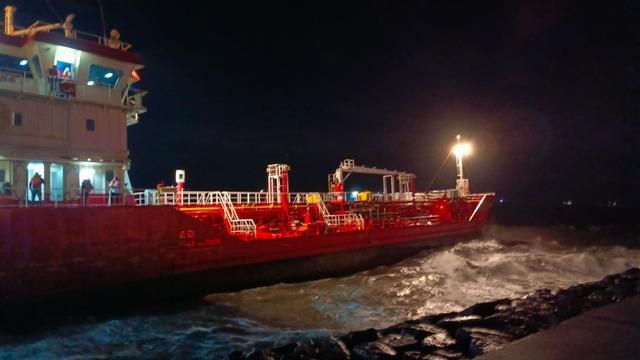 Son dakika: İstanbul, Bursa, Çanakkale ve Tekirdağ'ı fırtına vurdu! Deniz taştı, çatılar uçtu!  Zeytinburnu'nda tanker karaya oturdu