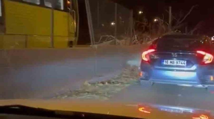 Metro raylarına ağaç düştü, seferler bir süreliğine iptal edildi