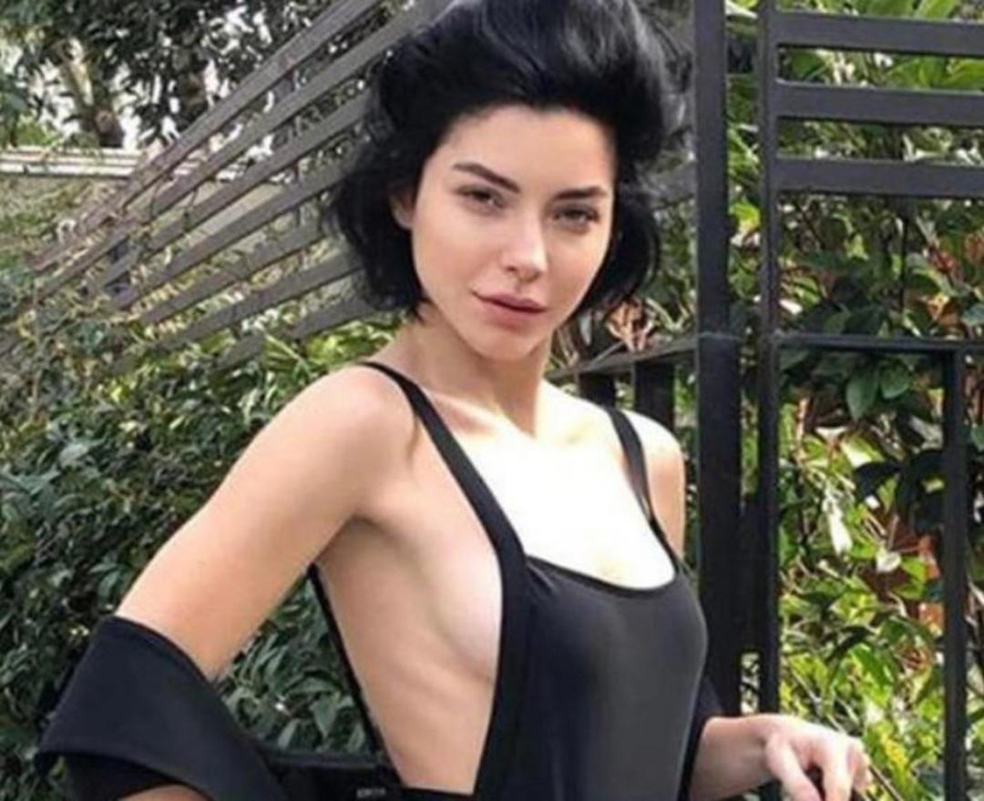 Merve Boluğur mini şortuyla pozuyla g&uuml;ndem oldu! G&ouml;renler &ccedil;ıplak pozlarıyla tanınan Britney Spears'a benzetti