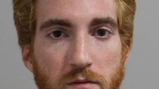 27 yaşındaki Floridalı adam aralarında 76 yaşındaki kadının da bulunduğu iki kişiye cinsel organını göstermekle suçlandı! Fermuarım sıkıştı savunması yeterli olmadı