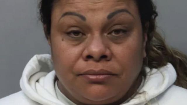 Kıskançlık krizine girip sevgilisinin başka kadınlara baktığını söyledi! Sinir krizi geçiren kadın erkek arkadaşının gözüne iğne sapladı