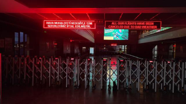 İstanbul'da fırtına ulaşımı da vurdu! Vapur seferleri iptal edildi, Marmaray ve metrobüste yoğunluk oluştu