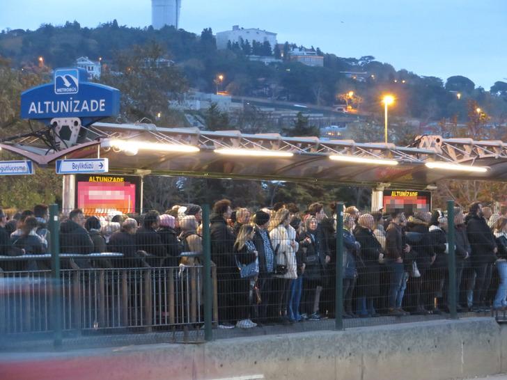 İstanbul'da fırtına ulaşımı da vurdu! Vapur seferleri iptal edildi, Marmaray ve metrobüste yoğunluk oluştu G2