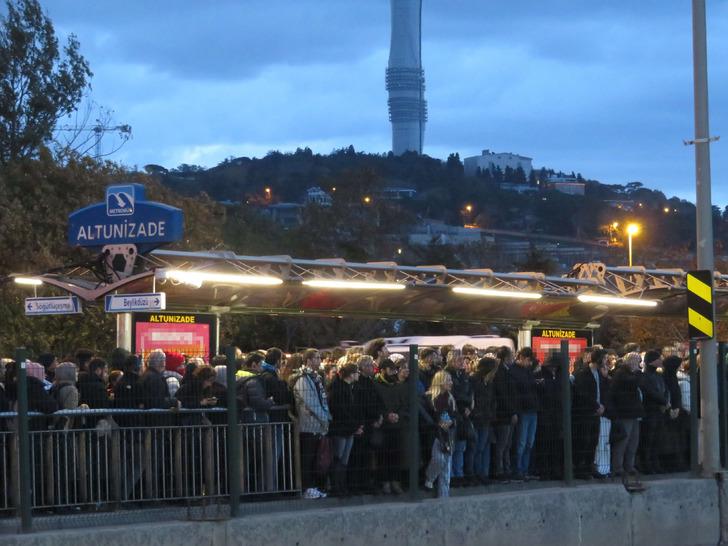 İstanbul'da fırtına ulaşımı da vurdu! Vapur seferleri iptal edildi, Marmaray ve metrobüste yoğunluk oluştu G3
