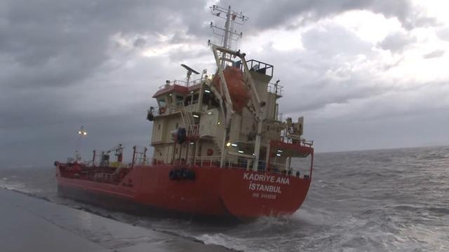 Zeytinburnu’nda lodos nedeniyle karaya oturan gemi görüntülendi