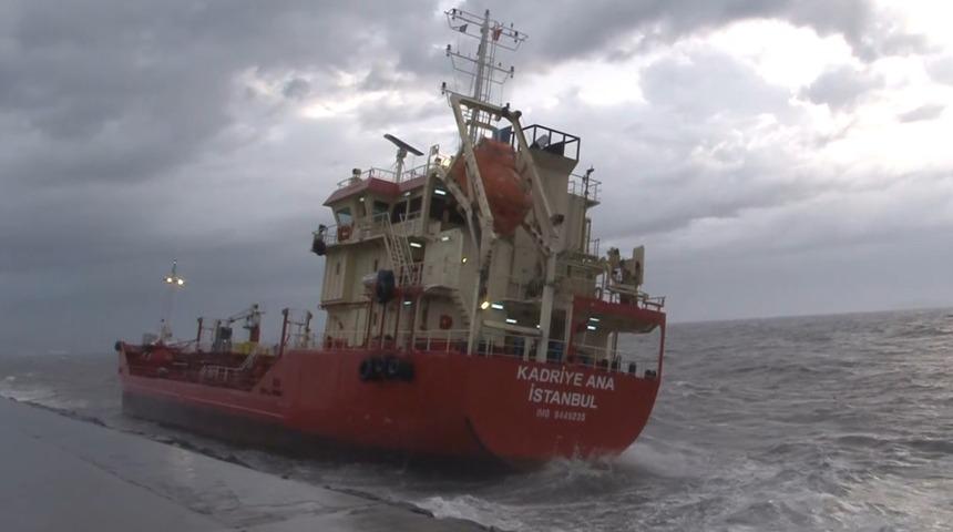 Zeytinburnu’nda lodos nedeniyle karaya oturan gemi görüntülendi