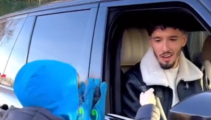 Altay Bayındır’a büyük alkış! Genç bir Manchester United taraftarından aldığı hediye sonrası arabasıyla tesislere döndü ve…