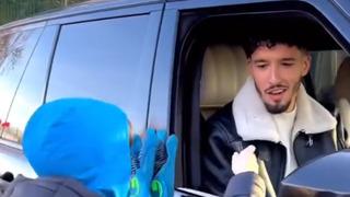 Altay Bayındır'a büyük alkış! Genç bir Manchester United taraftarından aldığı hediye sonrası arabasıyla tesislere döndü ve...