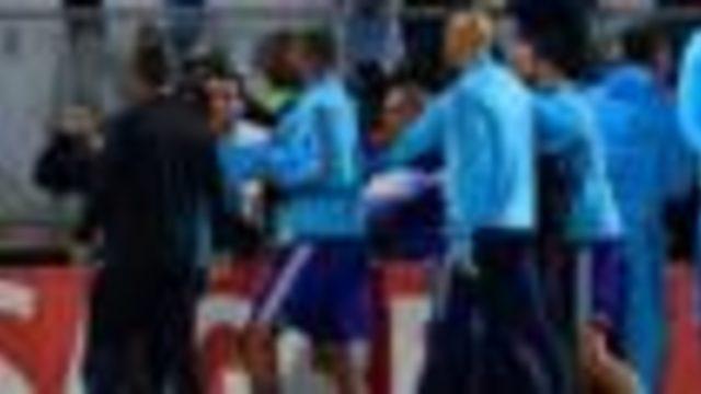 Taraftarına attığı tekme maçtan önce kırmızı kart getirdi