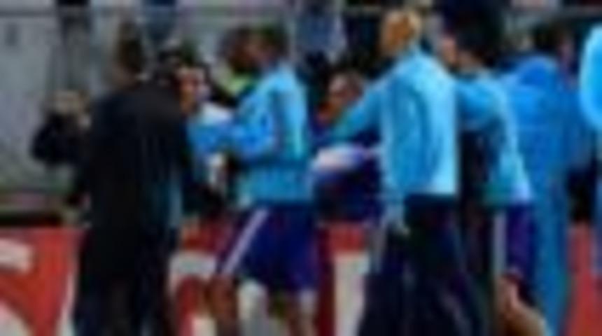 Taraftarına attığı tekme ma&ccedil;tan &ouml;nce kırmızı kart getirdi