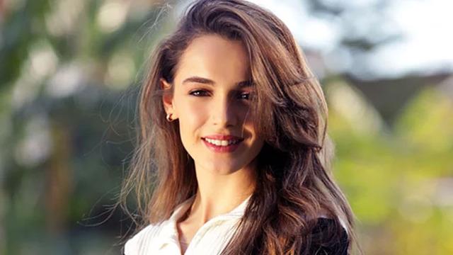 Hafsanur Sancaktutan poz verirken yine şekilden şekile girdi! O anları sosyal medyanın diline düştü