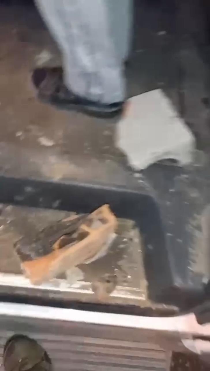 Yer: Şiddetli lodos fırtınasının vurduğu Bursa! Minibüsün içine evin bacası düştü G2