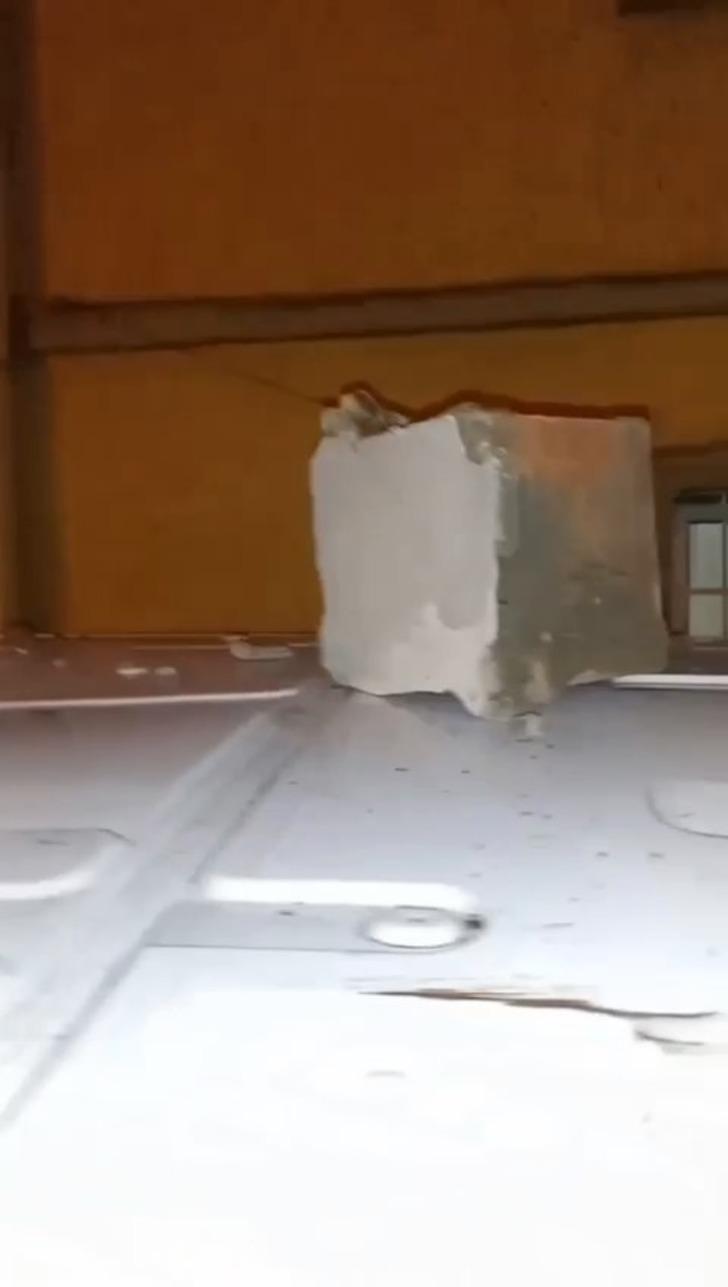 Yer: Şiddetli lodos fırtınasının vurduğu Bursa! Minibüsün içine evin bacası düştü G3