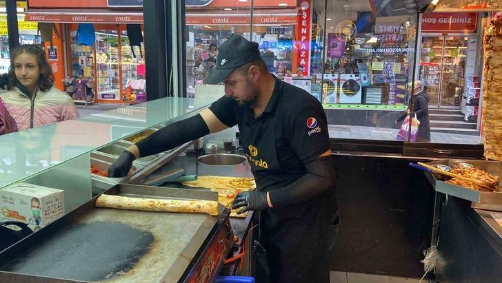 Lokantadaki müşteri yemekteki saç telini göstererek parasını geri istedi... Akılalmaz gerçek kamera görüntülerinde ortaya çıktı G3