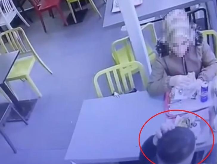 Lokantadaki müşteri yemekteki saç telini göstererek parasını geri istedi... Akılalmaz gerçek kamera görüntülerinde ortaya çıktı G1