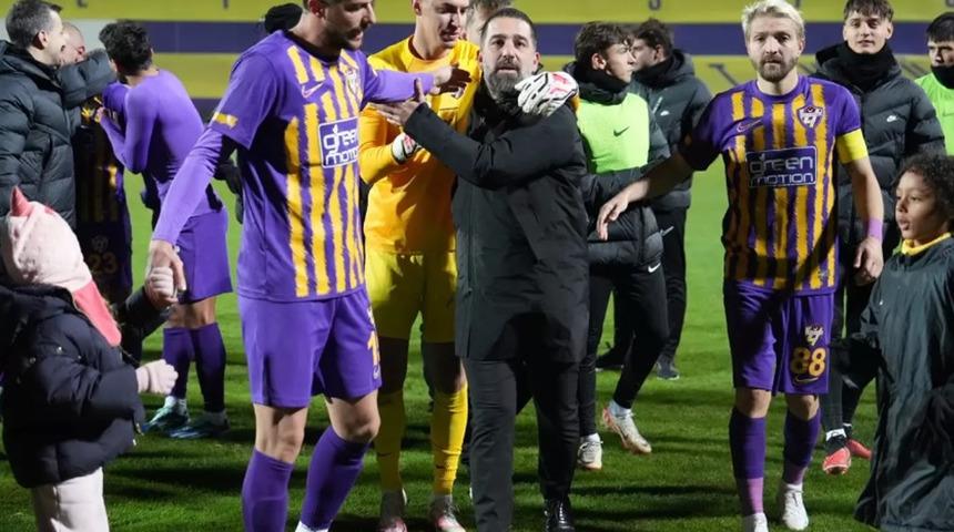 Eyüpspor'dan Arda Turan'a sürpriz! Maç sonunda tüm oyuncular toplandı