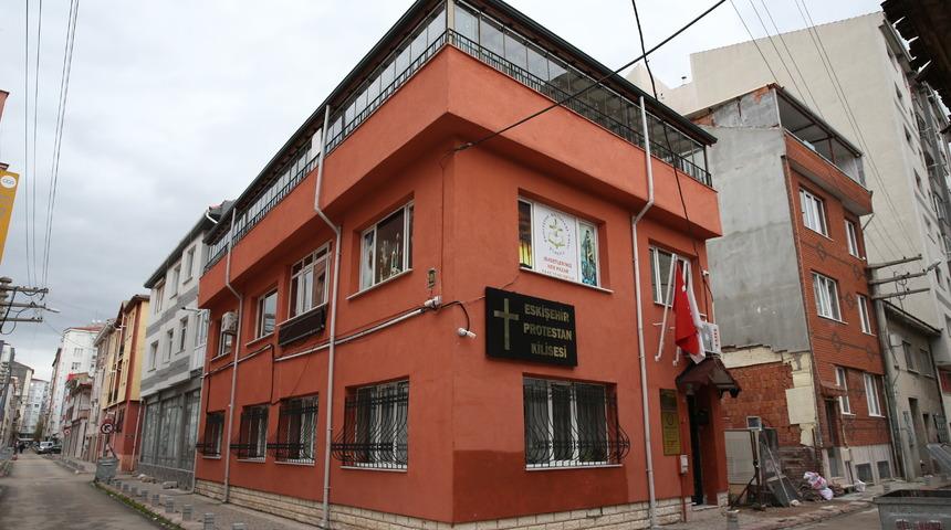 Eskişehir'de kiliseye zorla girmeye çalışan 2 şüpheli tutuklandı