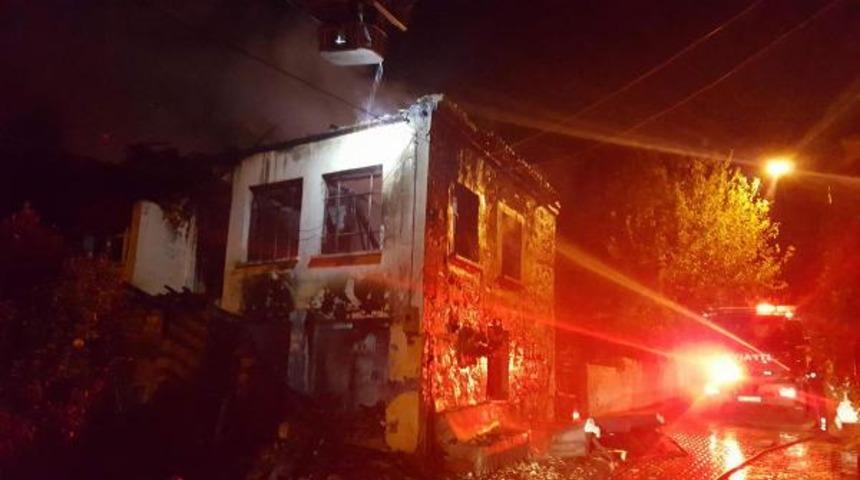 Yangında &uuml;zerine kolon devrilen ev sahibi yanarak &ouml;ld&uuml;