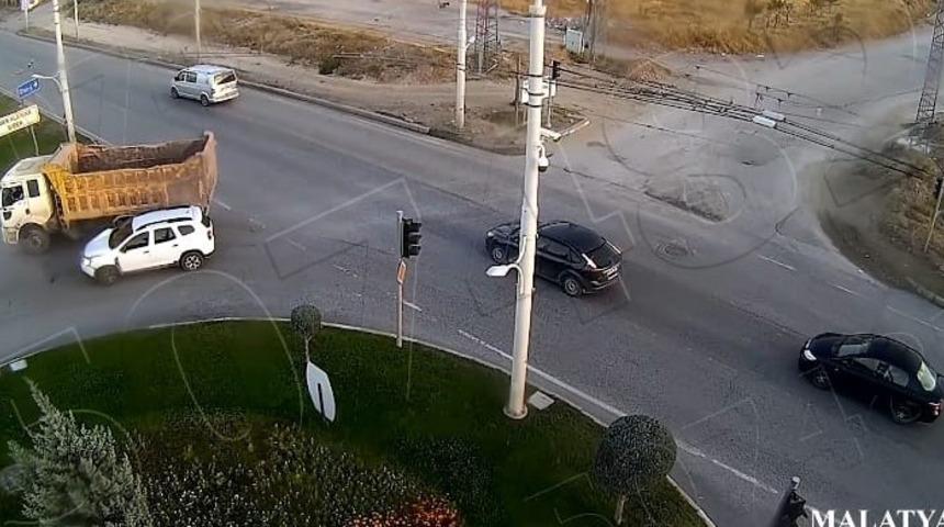 Malatya’da trafik kazaları kameraya yansıdı