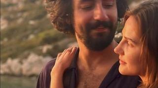 Alina Boz ile Umut Evirgen’in düğün davetiyesi ortaya çıktı! Yemekler MasterChef jürisi Somer Şef'ten...