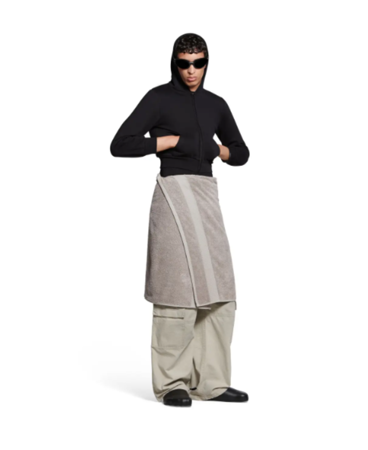 Lüks markanın havlu etek tasarımı gündem yarattı! Değeri dudak uçuklattı: 26 bin TL... Sosyal medyada kullanıcılarından yorum yağdı G1